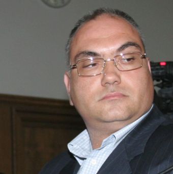 Презервативи срещу Кузов в парламента