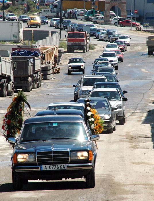 Колоната от коли, която отива къв гробището за погребението на несебърския общинар №1 Димитър Янков