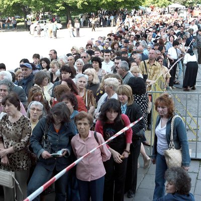 Още седмица опашки за чудотворните икони - ден и нощ