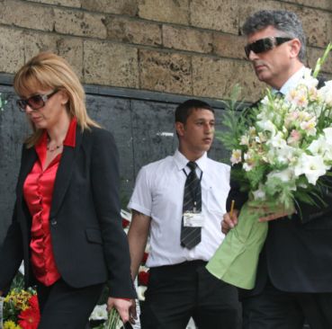 БСП и НДСВ с тъмни очила на опелото на убития Тасев
