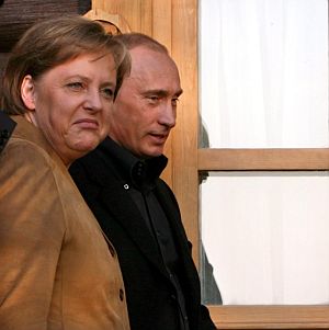 Путин и Меркел укротяват духовете на лодка нощем