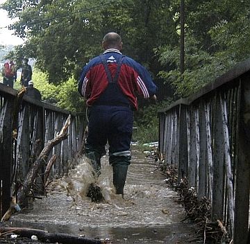 Владайска река блокира 100 души, евакуират блок