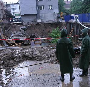 Спряха опасния строеж в кв. Изток