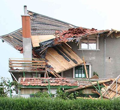 Смерч остави 80 незастраховани къщи без покрив
