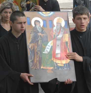 Ученици носят иконата на Светите братя Кирил и Методий