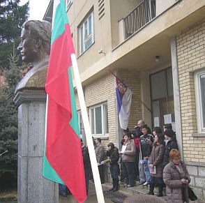 Традиционно много българи се събират пред паметника на Васил Левски в Босилеград