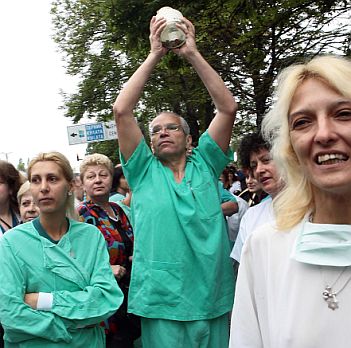 Евросъвет: Лекарите с €1500 месечно до 5 години