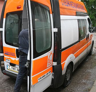 Пешеходка блъсна огледало на движещ се автомобил
