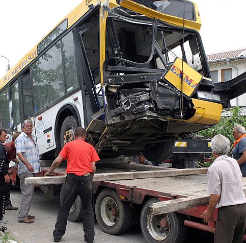Автобус се блъсна в дърво, шофьорът загина