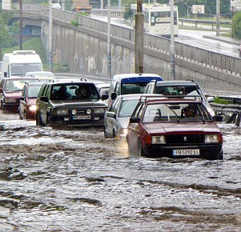 Коли преминават през огромна локва образувана от проливния дъжд в Пловдив