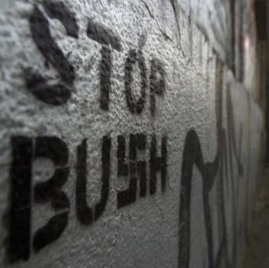 В София се появиха графити по повод пристигането на американският президент Джордж Буш