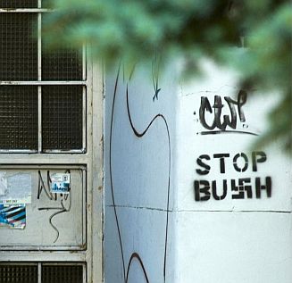 И в България вече могат да се видят надписи против Буш