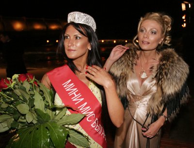 Победителката Наталия Хаджикостова и организаторката на конкурса Венета Райкова