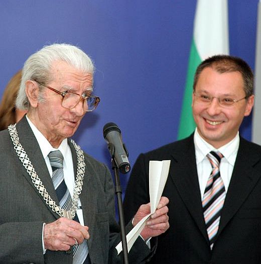 Миналия ноември Богомил Райнов получи от премиера Станишев държавната награда ”Паисий Хилендарски” за 2006 г.