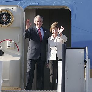 Неделя, 19.00 ч.: Семейство Буш пристигна в София