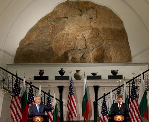 Двамата президенти Буш и Първанов отговарят на въпроси в НИМ под барелефа на Мадарския конник