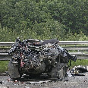 Остатъци от BMW-то, което прелетя през мантинелата на АМ Тракия и се заби в автобус