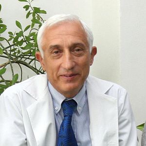 Трябва да махнете дрехите си, съветва проф. Огнян Хаджийски, шеф на клиниката по изгаряния в ”Пирогов”