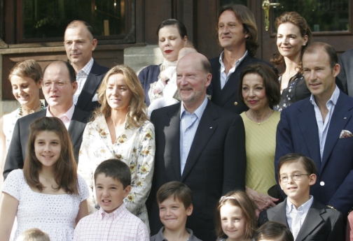 Семейството на Симеон Сакскобурготски, принц Кирил е вдясно от баща си. Между двамата е Маргарита - съпругата и майката
