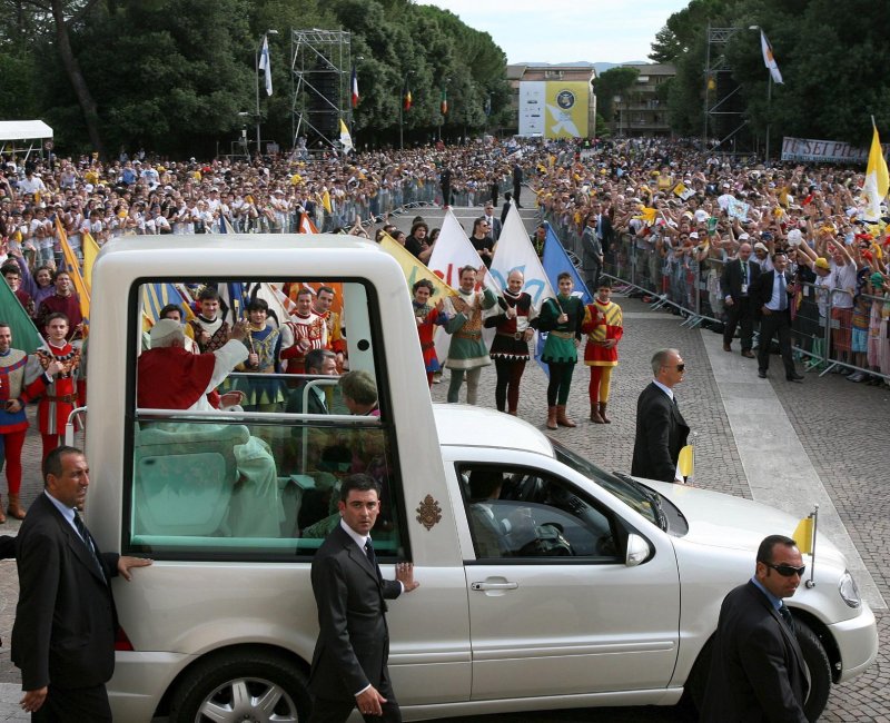 Във Ватикана са регистрирани едва 1000 автомобила, един от тях папамобилът, но наръчникът е факт