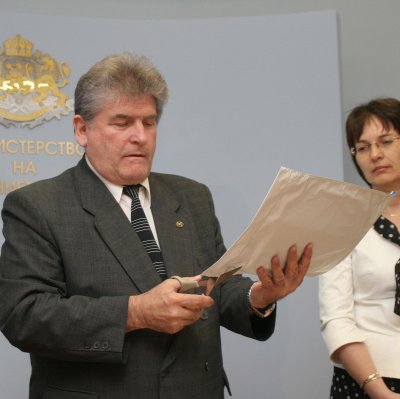 Зам.-министърът на образованието Кирчо Атанасов разряза плика с изпитните варианти