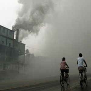 Китайци отиват на работа в завод, който очевидно замърсява въздуха