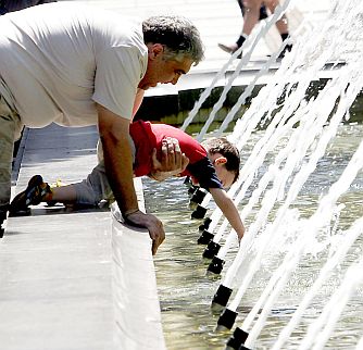 Дядо охлажда внучето си във фонтана на НДК