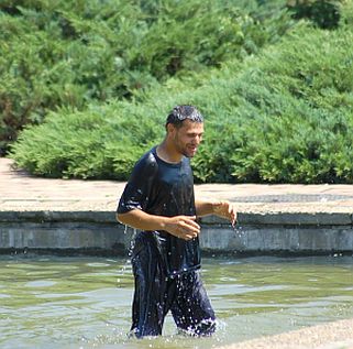 Плевенчанин се разхлажда във водите на Водната каскада