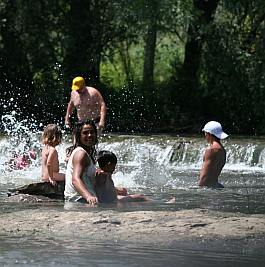 Високата температура във Велико Търново - 40 градуса, накара млади и стари търсят прохлада във водоемите