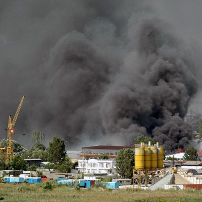 Трима пожарникари бяха обгазени при гасенето на пожара в бургаския склад