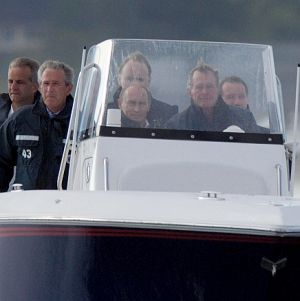Двамата Буш обработиха Путин в лодка и на омари