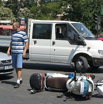 Шофьор на опел блъсна моторизиран полицай