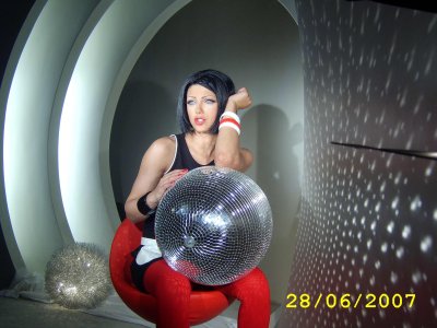 Фолк певицата Емануела смени 4 визии в нов клип