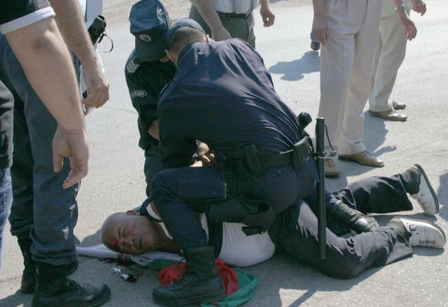Миньорът Кольо Колев свален на земята от полицаи