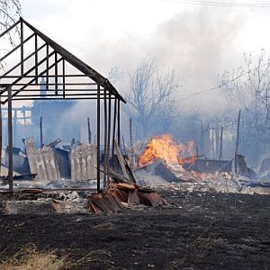 Буря разпали пожари и отнесе покриви и дървета