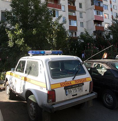 Военен стреля в дома си, семейството му избяга