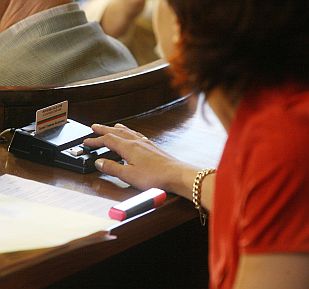 Затвор за депутат, гласувал с чужда карта?