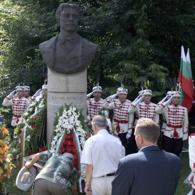 Почетен караул от Националната гвардия застана пред паметника на Левски