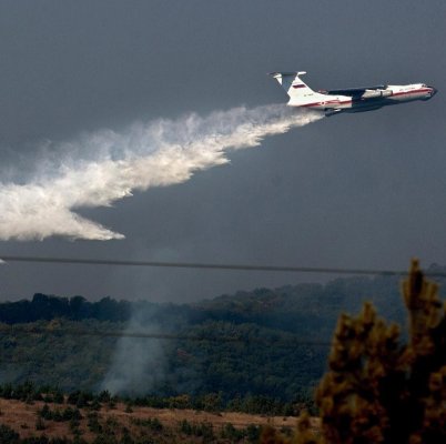 Още в събота вечерта самолетът се включи в потушаване на огъня