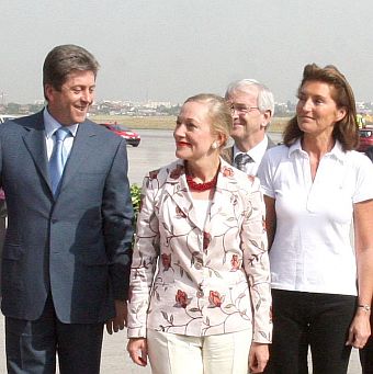 Президентът Първанов посреща първата дама на Франция Сесилия Саркози (вдясно) и еврокомисаря Бенита Валднер