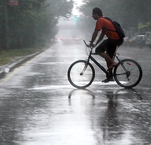 Дъждът в София ще продължи с прекъсвания и утре