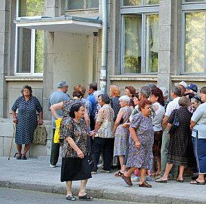 Опашки пред каса на Е.ОН в Търговище