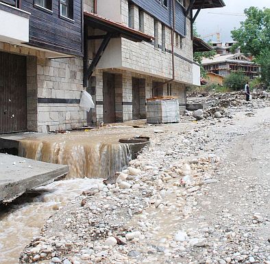 Река Глазне скъса две диги и заля улиците на Банско, както и основите на строежи и къщи