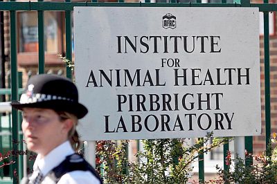 Полицаи охраняват британския Институт за животинско здраве