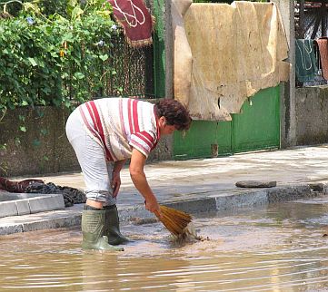 2 дни след потопа улиците на Цар Калоян са пълни с вода