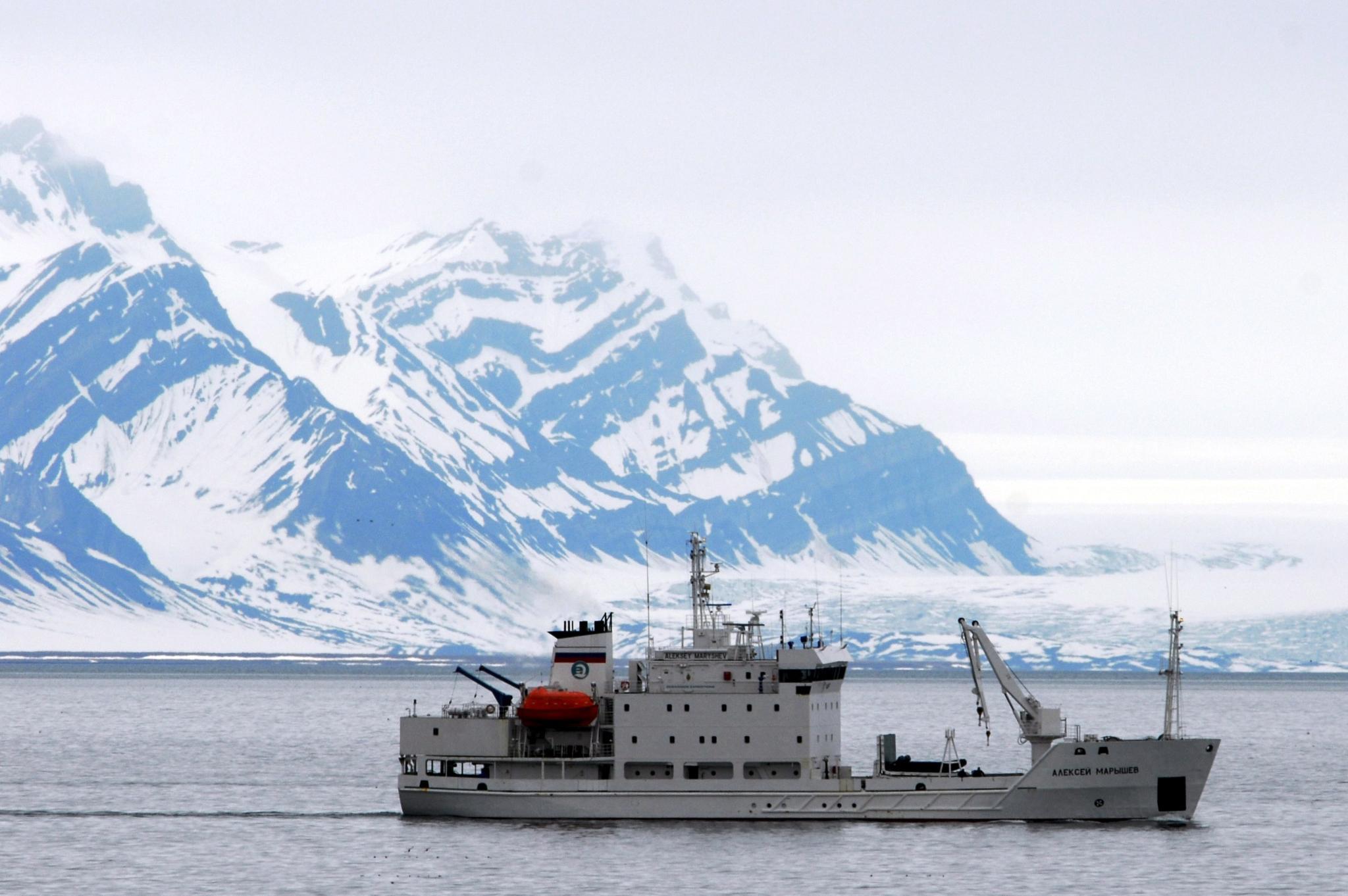 Айсберг удари руски кораб в Норвегия - 18 ранени
