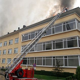 Мълния подпали покрива на моргата в Медицинска академия