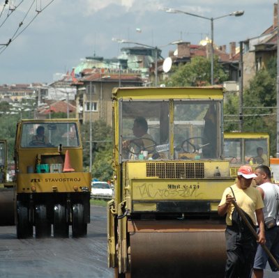 Работници асфалтират изходящото платно на булевард ”Цариградско шосе”