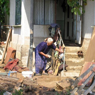 Продължава почистването и поправката на домовете в Цар Калоян