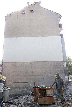 Изкопът до пропукалият се блок в София на бул. Евлоги Георгиев